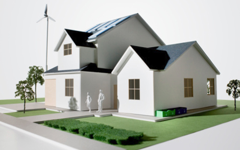 Casa green con impianto eolico e fotovoltaico