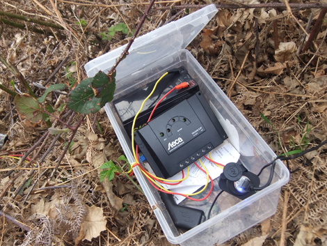 Gli accessori del kit solare: regolatore di carica e batteria al riparo dalla pioggia