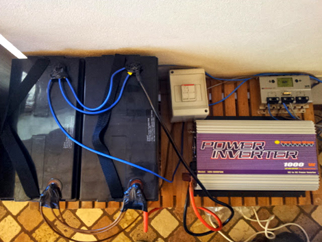 Batterie, inverter, relé e regolatore di carica