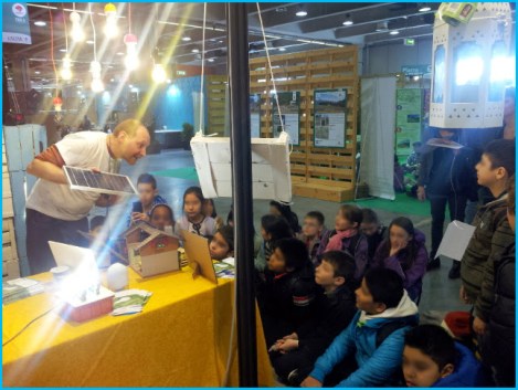 Riccardo spiega agli studenti di una scuola elementare il funzionamento dei pannelli solari