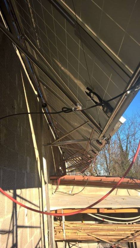 Vista da sotto dei pannelli collegati elettricamente e con gli spazzoloni in funzione. SI vedono anche gli elementi laterali aggiunti ai pannelli con i fine corsa