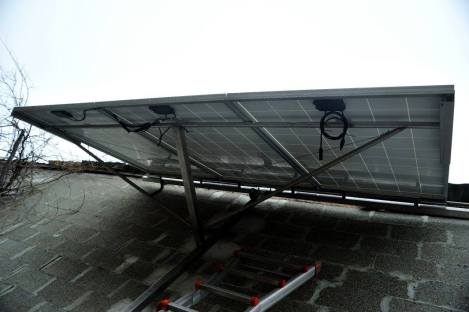 vista dal basso con spazzolone a incastro nella guida. in seguito il sistema verrà cambiato con appoggio dei pannelli sullo spazzolone